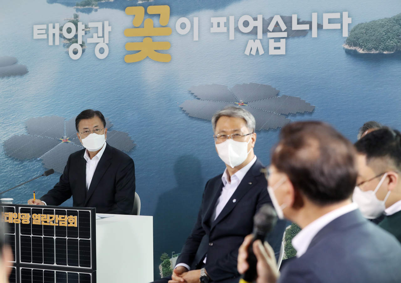 문재인 대통령이 24일 경남 합천군 합천댐물문화관에서 열린 합천댐 수상태양광(41MW) 상업발전 개시 지역주민·전문가 간담회에서 윤보훈 합천수상태양광(주) 대표이사의 발언을 듣고 있다. 댐 호수를 이용한 국내 최대 규모의 부유식 합천댐 수상태양광이 매년 생산하는 전력량은 연간 2만 가구에서 사용할 수 있는 수준이다. 연합뉴스