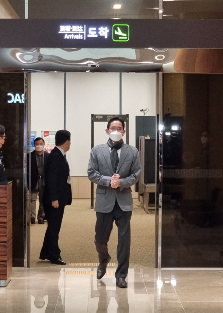 이재용 삼성전자 부회장이 미국 출장을 마친 뒤 24일 오후 서울 김포비즈니스항공센터를 통해 입국하고 있다. 김지헌 기자