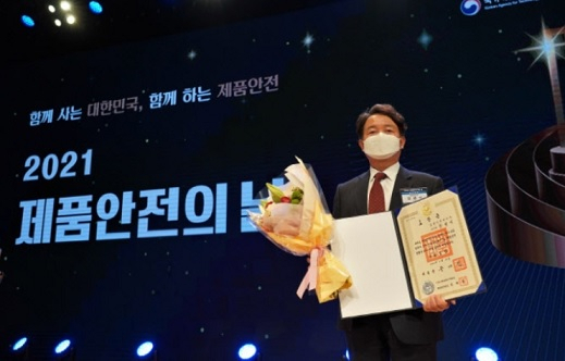 강성식 삼천리자전거 부사장이 ‘2021 제품 안전의 날’ 기념식에서 국가품질경영 유공 포장을 받았다.[삼천리자전거 제공]