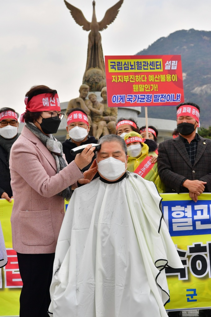 유두석 장성군수 청와대 앞 삭발 농성