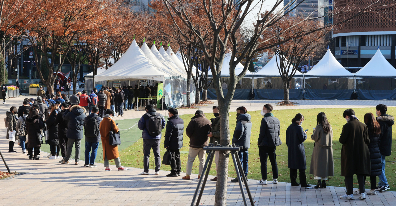 이달 1일 '단계적 일상회복'을 시작한 이래로 지속적으로 증가하던 신규 확진자수가 24일 4천명대로 급증했다. 중앙방역대책본부는 이날 0시 기준으로 신규 확진자가 4116명 늘었다고 밝혔다. 이날 서울광장 코로나19 임시선별진료소에서 시민들이 검사를 받기 위해 줄지어 서 있다. [연합]