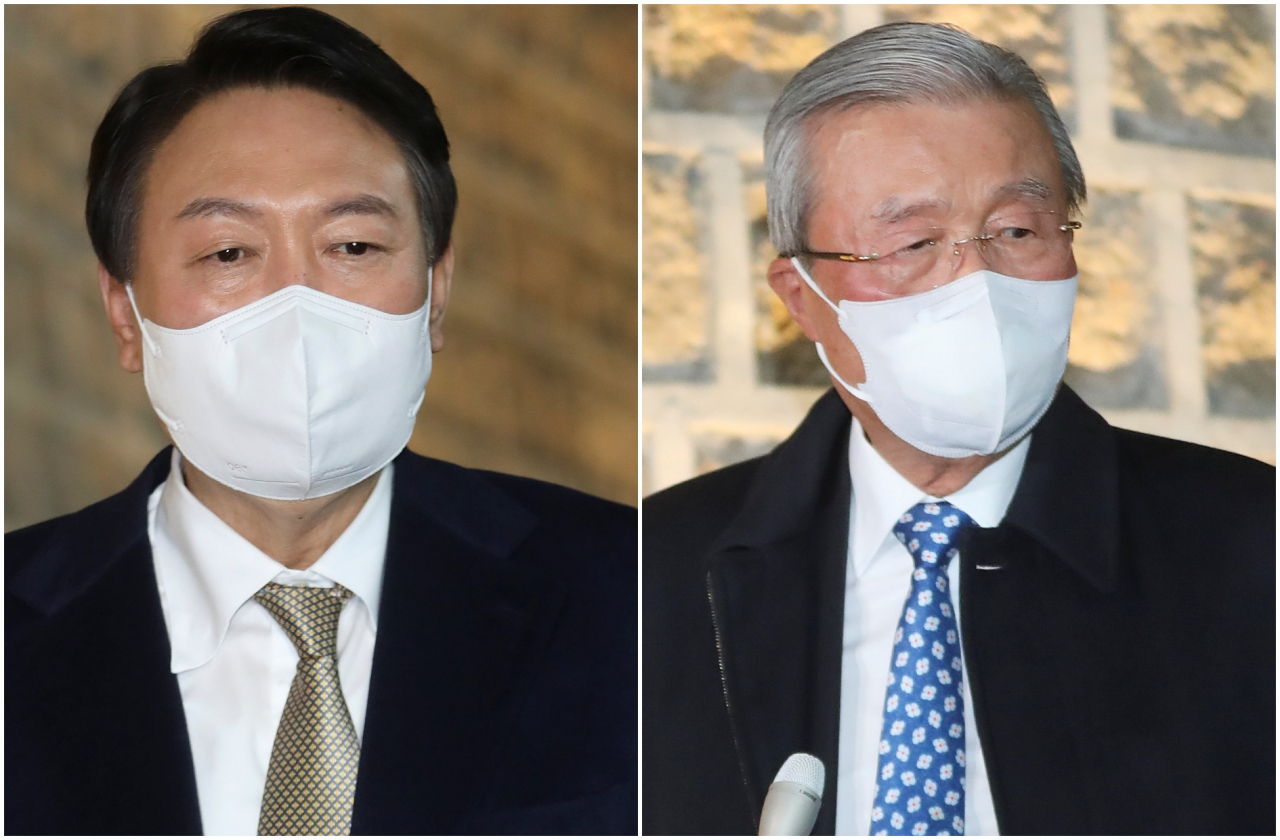 24일 서울 중구 한 식당에서 회동을 마친 후 윤석열 국민의힘 대선 후보와 김종인 전 비상대책위원장이 각각 취재진 질문에 답하고 있다. [국회사진기자단]