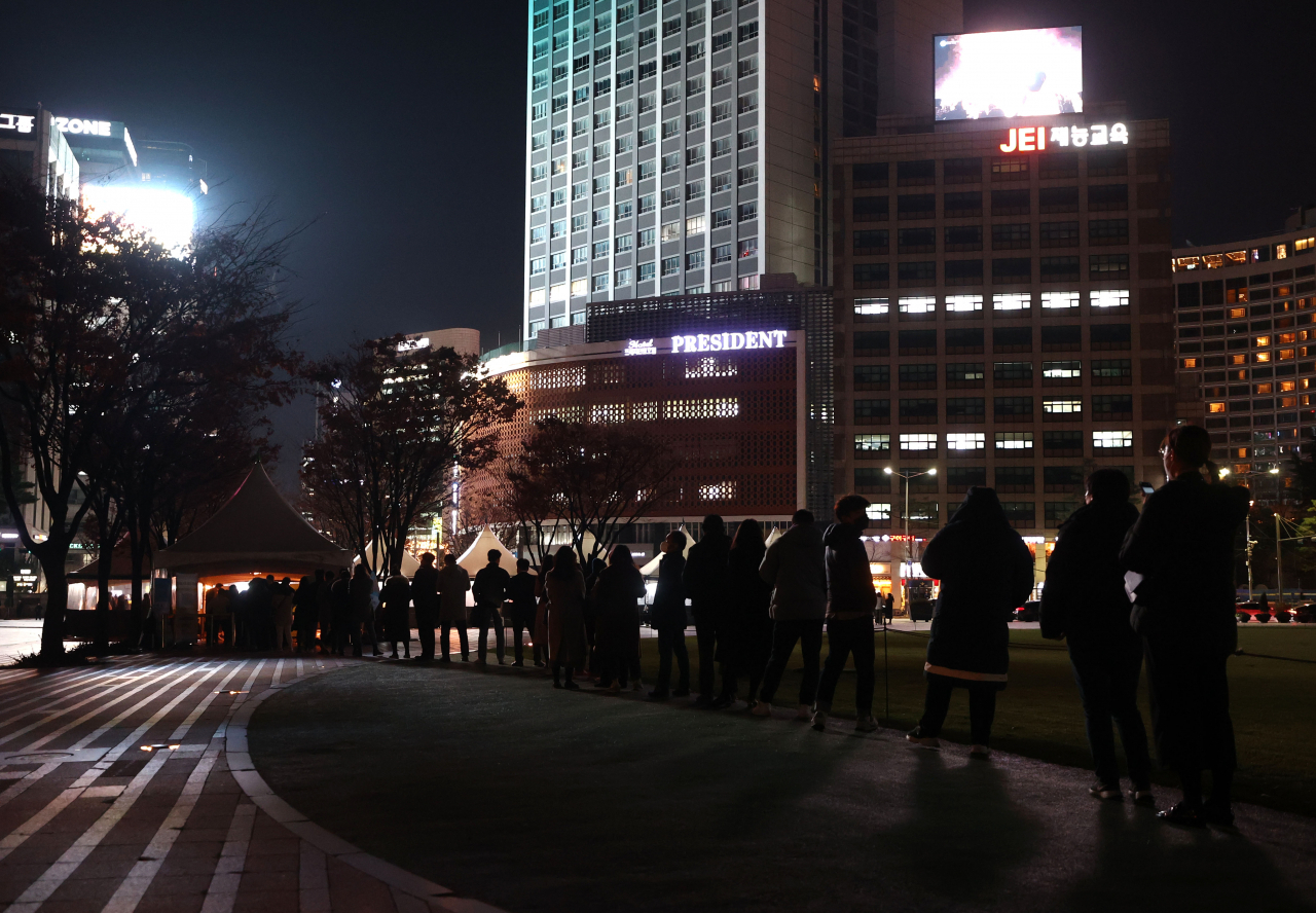 24일 오후 서울 중구 서울광장 코로나19 임시선별진료소에서 시민들이 검사를 받기 위해 줄지어 서 있다. [연합]