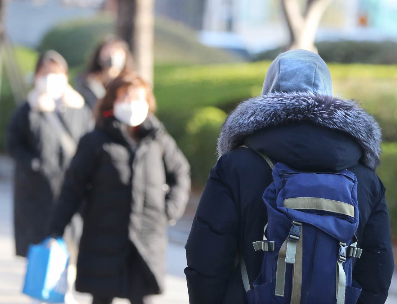 두꺼운 외투를 입은 시민들이 발걸음을 재촉하고 있다. [연합]