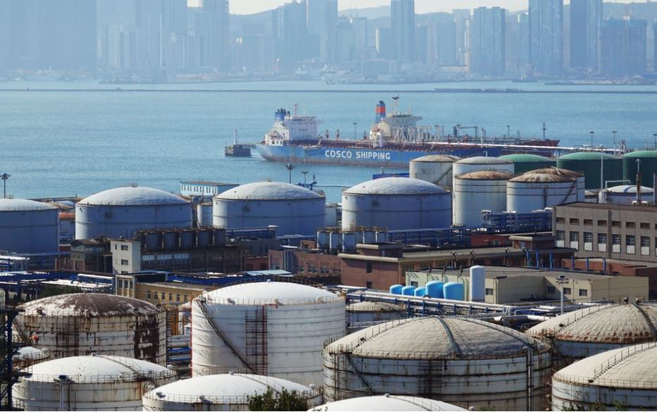 　중국 원양해운(COSCO) 소속 선박이 2019년 10월 랴오닝성 다롄에 있는 중국석유천연가스집단(CNPC) 산하 다롄석유화학공사의 공장 앞바다에 떠 있다. [로이터]　