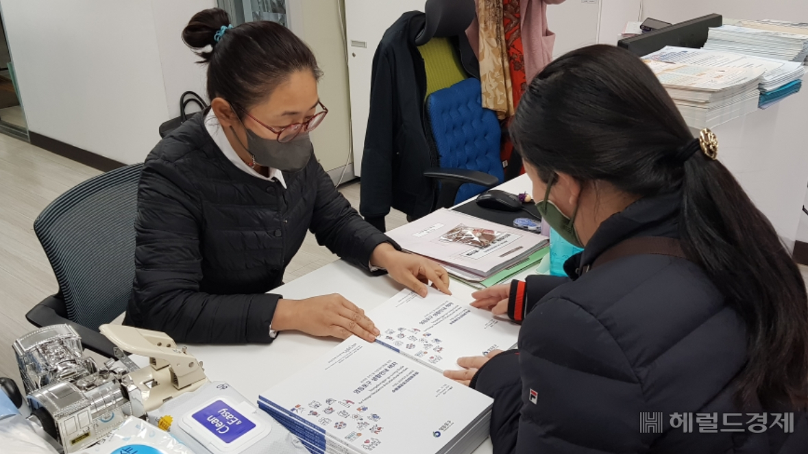 영등포구 관계자가 외국인 생활안내 책자인 웰컴레터를 외국인에게 나눠주고 있다. [영등포구]