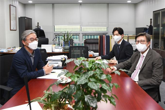 박형준 시장이 국비 확보를 위해 전재수 더불어민주당 의원을 찾아 핵심 사업을 설명했다. [부산시 제공]
