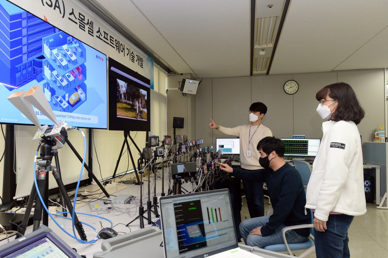 ETRI 연구진이 스몰셀용 SW을 퀄컴 5G RAN 플랫폼에 적용해 5G 단독모드(SA) 통신을 시연하고 있는 모습.[ETRI 제공]