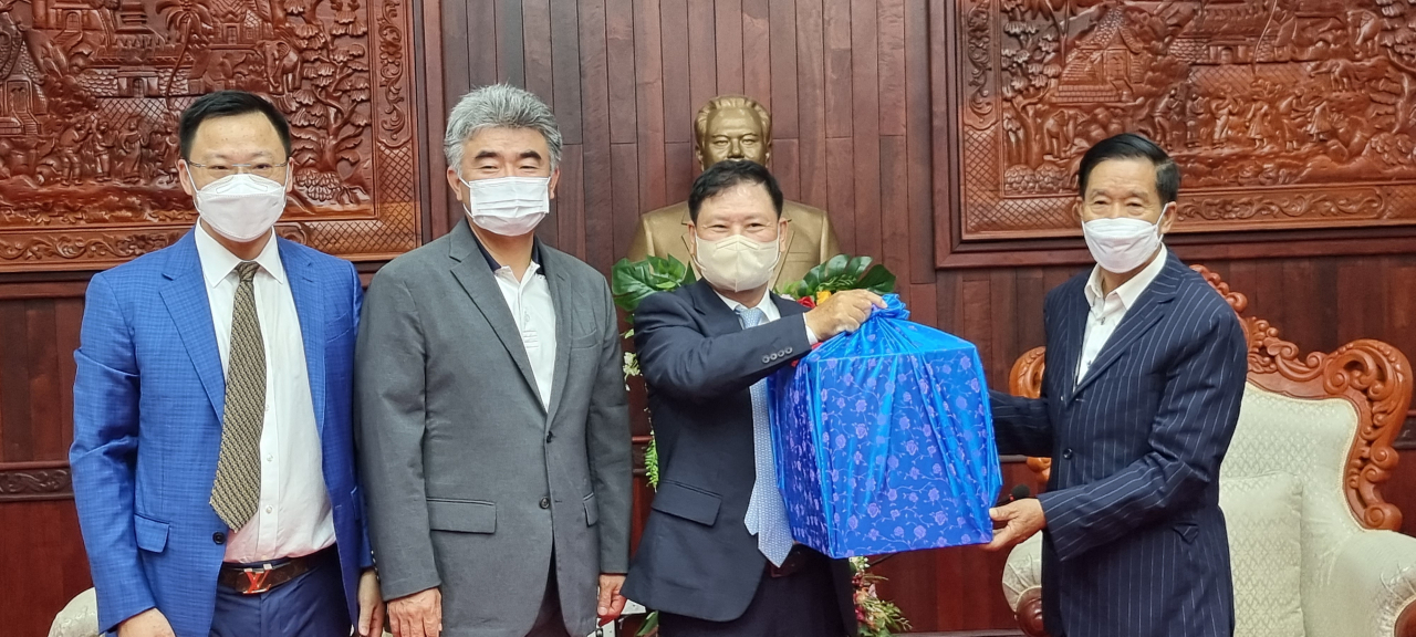 국내 기업인들이 16일 오전 라오스 주석궁을 방문해 신라봉 주석에게 한국도자기를 선물한 후 환담했다. 사진 오른쪽부터 신라봉 라오스 주석, 양영환 디엔씨민은 회장, 정원주 중흥그룹 부회장, 중국 만봉그룹 푸젠 부회장.