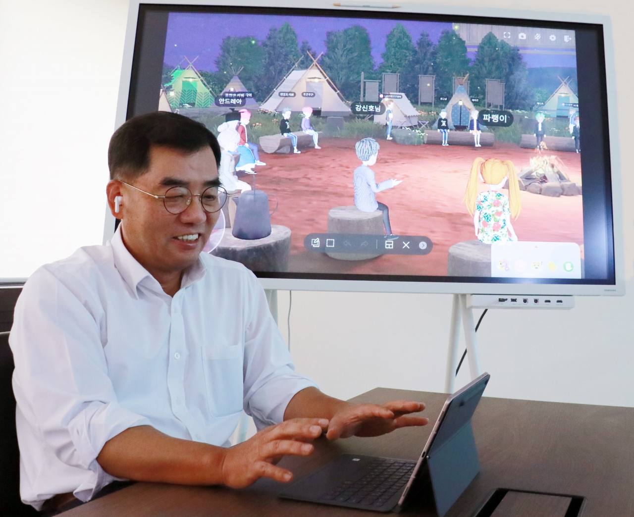 CJ대한통운 강신호 대표가 메타버스로 MZ세대 직원들과 즐겁게 대화를 나누고 있다. 강 대표는 비즈니스 캐주얼과 동그란 안경으로 캐릭터를 꾸민 캐릭터를 통해 가상 캠핑장 풀밭을 뛰어다니며 직원들과 OX 퀴즈를 풀고 단체사진을 촬영했다. [CJ대한통운 제공]