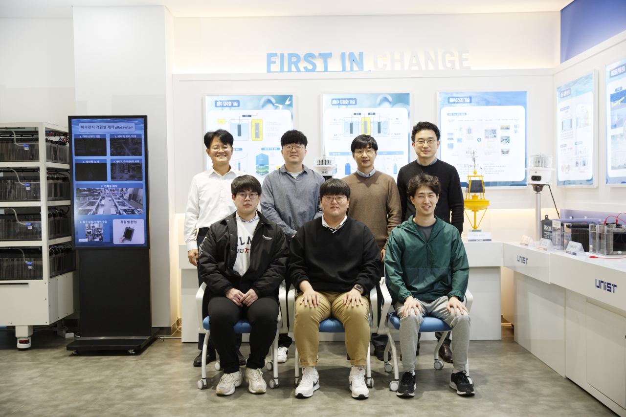 [연구진] (우측 상단부터 반시계 방향) 장지욱교수, 서동화교수, 이진호 연구원, 김영식 교수, 김동연 박사(제1저자), 박재현 연구원(제1저자), 오동락 연구원