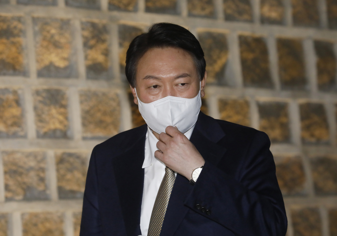 윤석열 국민의힘 대선 후보가 24일 서울 중구 한 식당에서 김종인 전 비상대책위원장과 회동을 마친 뒤 식당을 나서고 있다. [연합]