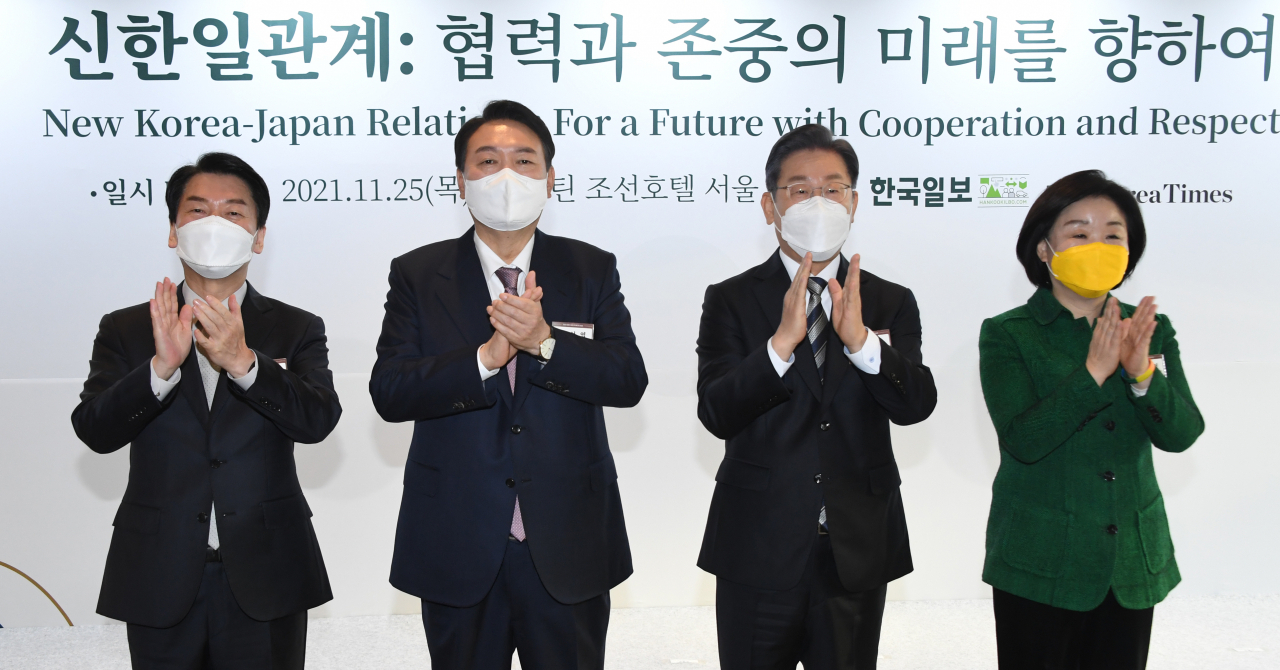 25일 서울 웨스틴조선호텔에서 열린 ‘2021 코라시아포럼(THE KOR-ASIA FORUM 2021)’행사 개막에 앞서 정의당 심상정·더불어민주당 이재명·국민의힘 윤석열·국민의당 안철수 대선후보가 박수치고 있다. [연합]