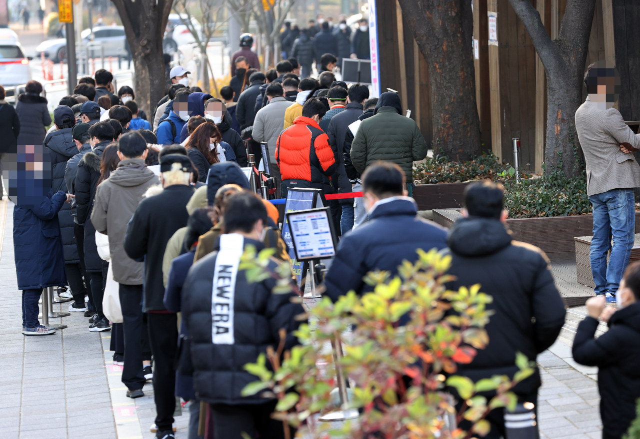 25일 오전 서울 송파구보건소 선별진료소에서 시민들이 신종 코로나바이러스 감염증 검사를 받기 위해 대기하고 있다. [연합]