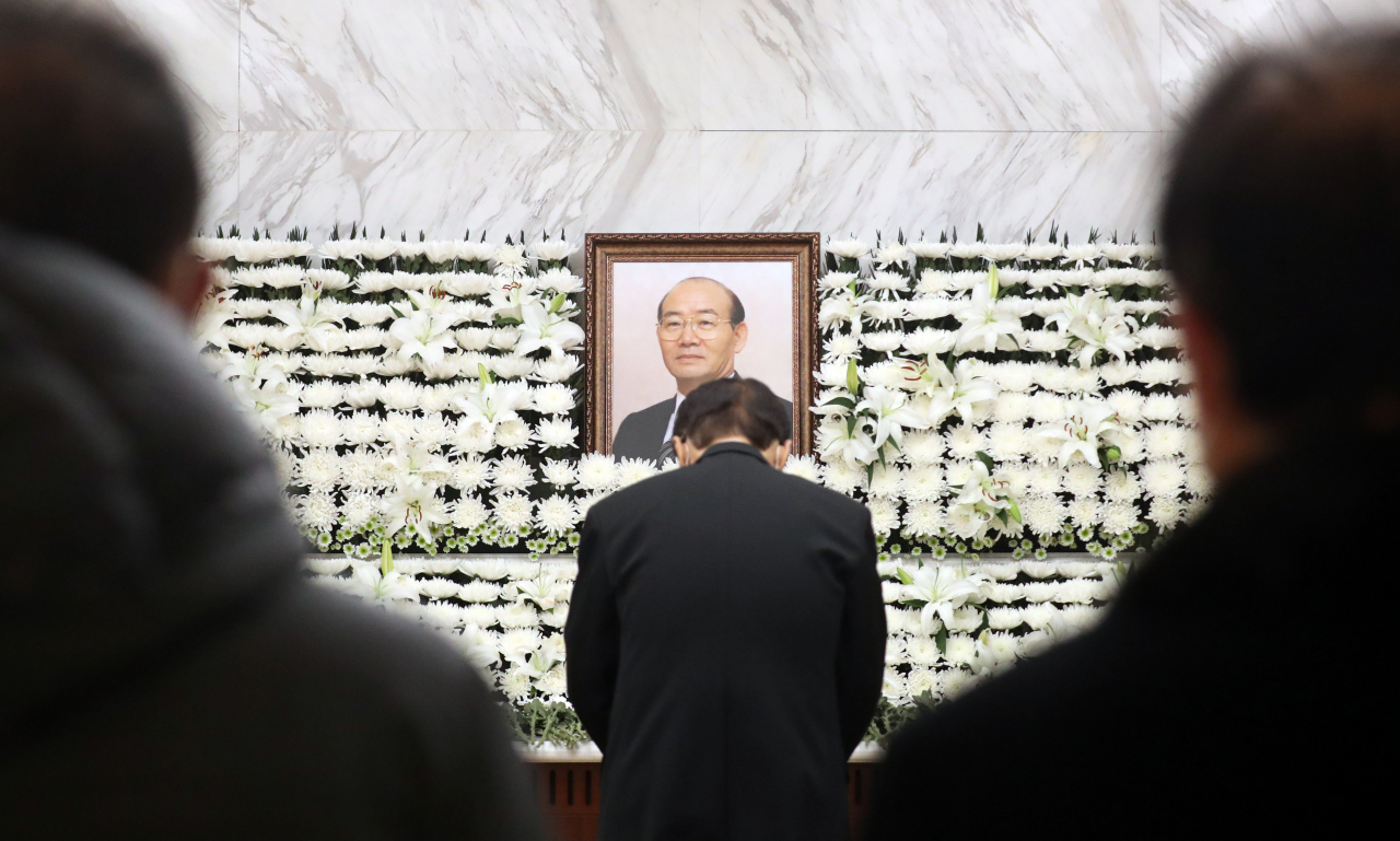 25일 오전 서울 서대문구 세브란스병원 장례식장에 마련된 전두환 전 대통령 빈소에서 한 조문객이 마지막 인사를 하고 있다. [사진공동취재단]