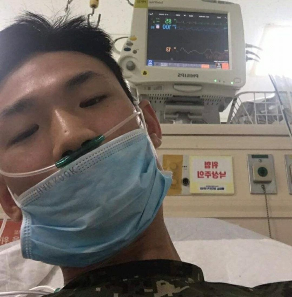 군에서 백신 접종후 희소병에 걸려 조기 전역하는 김성욱 일병. [연합]