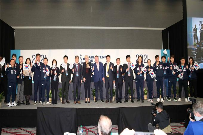 미국 휴스턴 힐튼호텔에서 열린 국제탁구연맹(ITTF,) 총회에서 부산이 2024년 세계탁구선수권대회 개최지로 확정된 후 유치단 관계자들이 환호하는 모습. [부산시 제공]