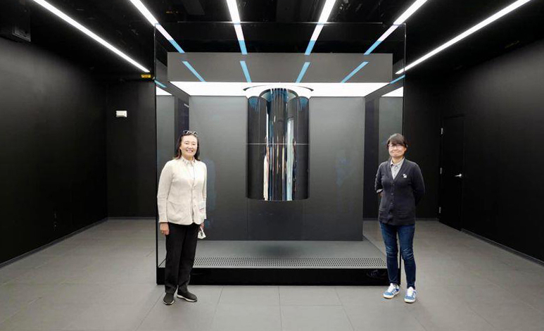 박영선(왼쪽) 전 중소벤처기업부 장관이 25일 페이스북에 IBM 양자컴퓨터 개발연구원으로서 최근 미국물리학회 팰로우로 선정된 IBM 백한희 박사(오른쪽)와 함께 찍은 사진을 게시했다. [연합]