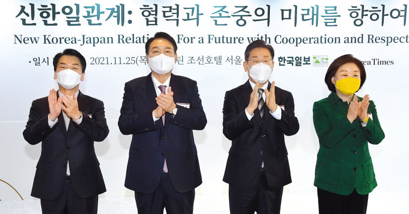 25일 서울 웨스틴조선호텔에서 열린 ‘2021 코라시아포럼(THE KOR-ASIA FORUM 2021)’행사 개막에 앞서 정의당 심상정(오른쪽부터)·더불어민주당 이재명·국민의힘 윤석열·국민의당 안철수 대선후보가 박수치고 있다. 이상섭 기자