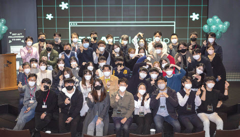 SKT AI 펠로우십 3기 참여 학생들과 SK텔레콤 멘토들의 단체 사진. [SK텔레콤 제공]