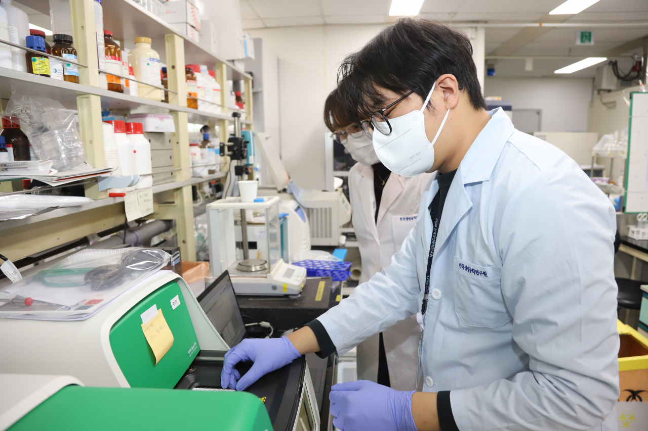 생명연 연구진이 유방암 체외 정밀 진단기술 관련 연구를 수행하고 있다.[한국생명공학연구원 제공]