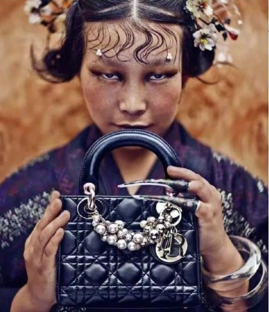 프랑스 럭셔리 브랜드 ‘디올(Dior)’이 전시회에 공개했다가 비판받은 사진작가 천만의 사진작품. [웨이보 캡처]