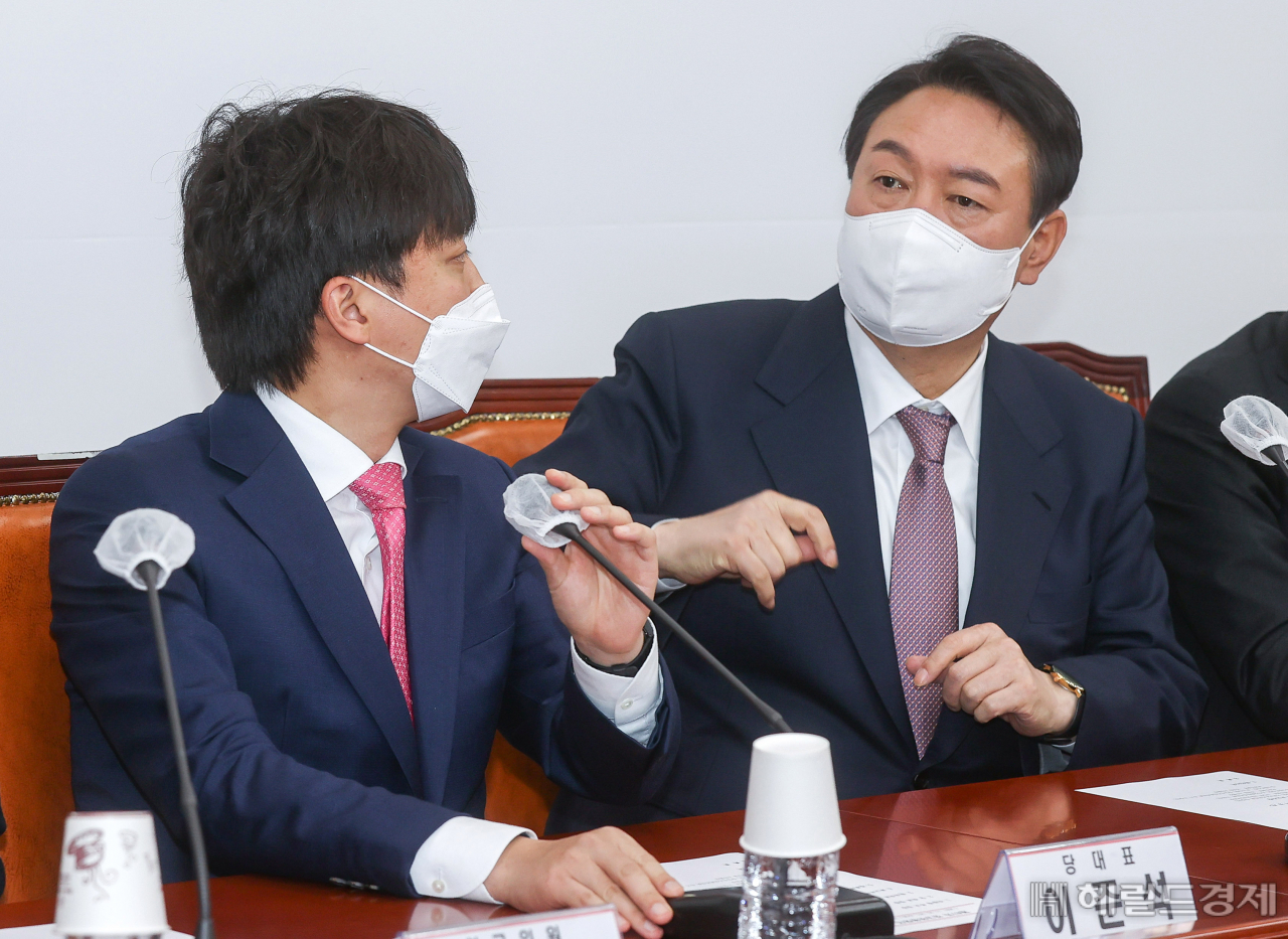 이준석 국민의힘 대표, 윤석열 대선 후보가 지난 25일 오전 서울 여의도 국회에서 열린 최고위원회의에서 대화를 나누고 있다. [이상섭 기자/babtong@heraldcorp.com]