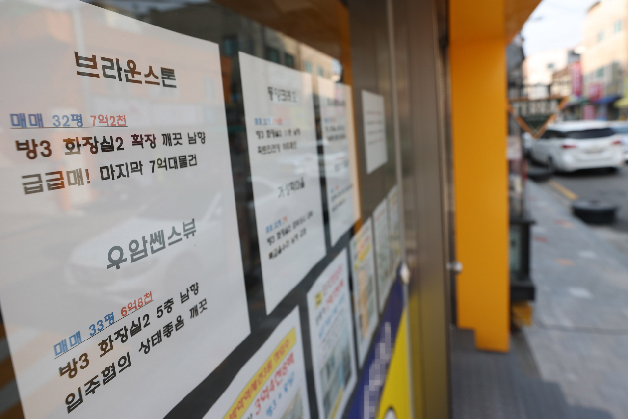서울 도봉구 한 공인중개사무소에 붙은 매물 안내문[연합]
