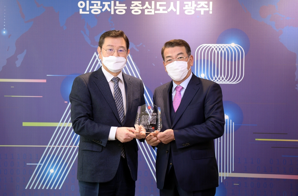 이용섭 광주시장은 25일 시청 접견실에서 신종 코로나바이러스 감염증 대응을 돕고 있는 천종기 씨젠 의료재단 이사장에게 감사패를 건냈다.