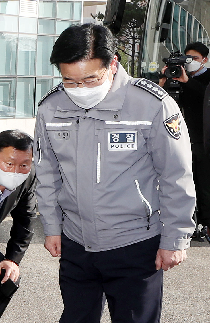 김창룡 경찰청장이 25일 오후 인천시 남동구 논현경찰서 앞에서 ‘층간소음 흉기난동’ 사건과 관련해 경찰의 부실한 대응에 대해 국민들에게 사과의 말을 한 뒤 인사하고 있다. [연합]