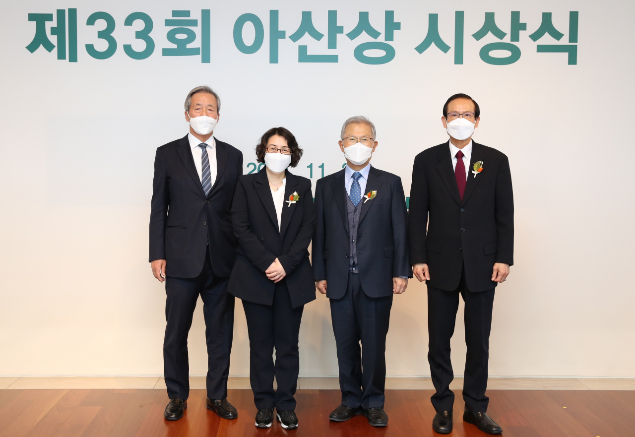 (왼쪽부터) 정몽준 아산재단 이사장, 최영아 서울특별시립 서북병원 의사(의료봉사상), 김우정 헤브론의료원 의료원장(아산상 대상), 권순영 ‘영양과 교육 인터내셔널’ 대표(사회봉사상)