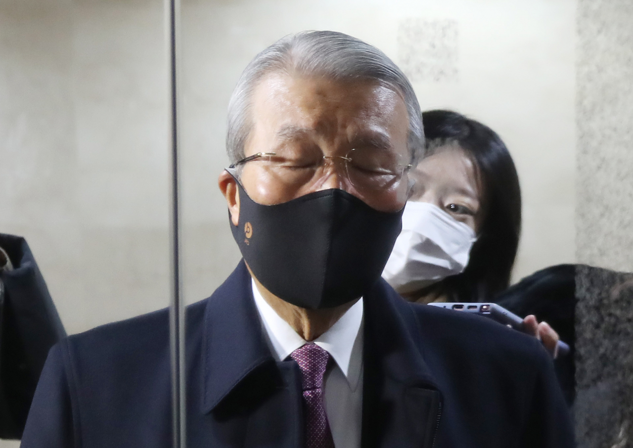 김종인 전 국민의힘 비상대책위원장은 25일 자신의 사무실로 향하는 길에 기자들과 만나 "(윤석열 국민의힘 대선후보가) 무슨 최후통첩을 했다고 주접을 떨어놨던데, 그 뉴스 보고 잘됐다고 그랬다"고 말했다. 이상섭 기자