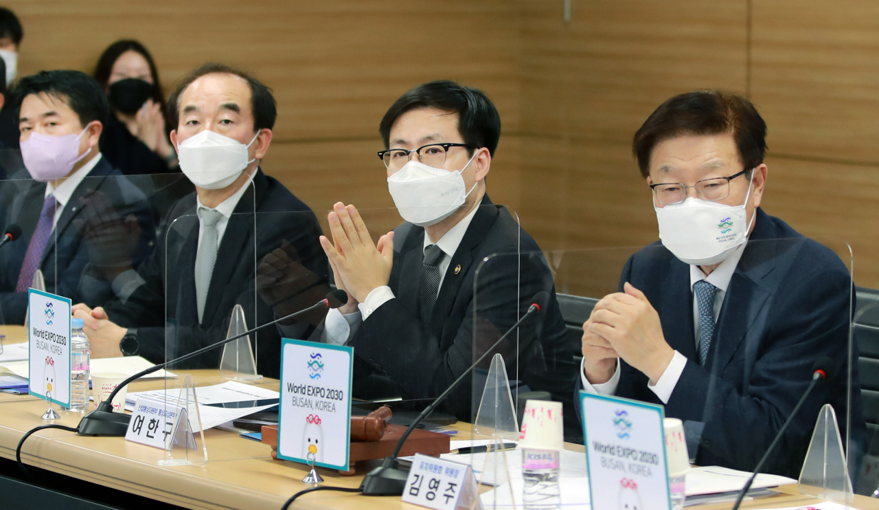 여한구(오른쪽 두번째) 산업통상자원부 통상교섭본부장이 25일 오후 서울 종로구 D타워 2030 부산세계박람회 유치위원회 대회의실에서 진행된 ‘유치위원회 2차 집행위원회’에 참석, 유치 방안 등을 청취하고 있다. [산업통상자원부 제공]