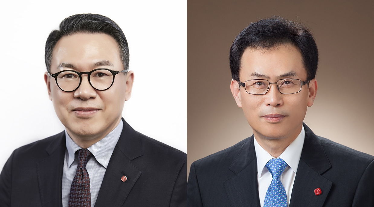 롯데가 유통 및 백화점 수장으로 외부인사를 사상 처음으로 기용하는 등 파격적인 인재영입과 성과주의 원칙에 기반한 2022년 정기 임원인사를 25일 단행했다. 왼쪽부터 부회장으로 승진한 롯데지주 이동우 사장과 화학BU장 김교현 사장. [롯데그룹 제공]