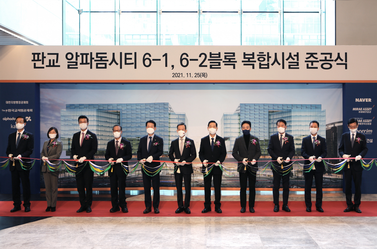 25일 판교 알파돔시티 아트리움에서 미래에셋 등 준공 관련 관계자가 모여 커팅식을 진행했다. 왼쪽부터 삼성물산 최영우 전무, 카카오 김유진 부회장, 미래에셋자산운용 최창훈 부회장, 대한지방행정공제회 박준하 이사장, 미래에셋자산운용 최경주 부회장, 미래에셋증권 최현만 수석부회장, 한국교직원공제회 김상곤 이사장, 네이버 박상진 부사장, 알파돔PFV 박응한 대표이사, 희림종합건축사사무소 이목윤 사장, 현대건설 김용식 부사장. [미래에셋자산운용 제공]