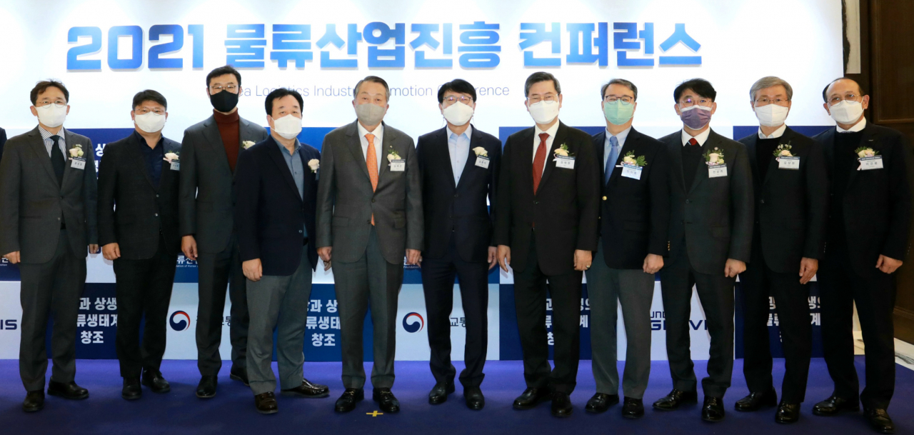 ‘2021 물류산업진흥 콘퍼런스’에 참석한 심재선 물류산업진흥재단 이사장(왼쪽 다섯 번째)을 비롯한 주요 내빈들이 기념 촬영을 하고 있다. [물류산업진흥재단 제공]