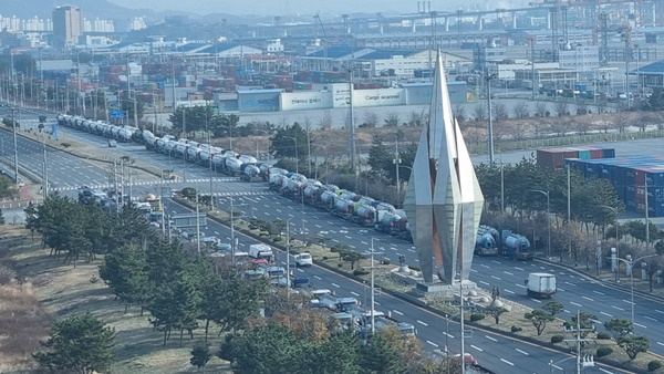 25일 오전 광양항 국제터미널 앞 도로에 화물차들이 주차한 채 총파업을 벌이고 있다. [항만공사 제공]
