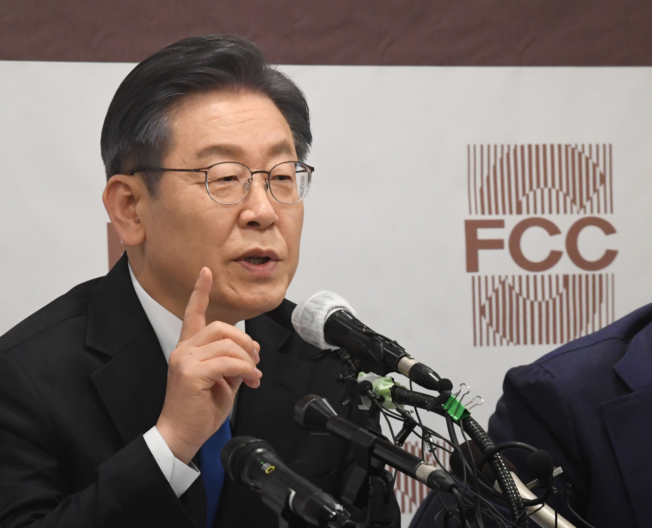 이재명 더불어민주당 대선후보가 25일 오후 서울 중구 한국프레스센터에서 열린 외신기자클럽 초청토론회에서 외신기자들의 질문에 답하고 있다. [연합]