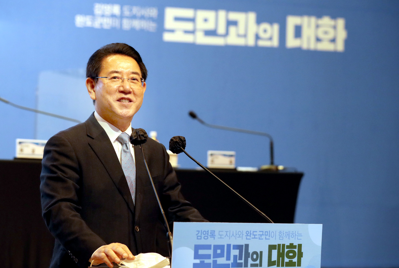완도군민과의 대화하는 김영록 지사.