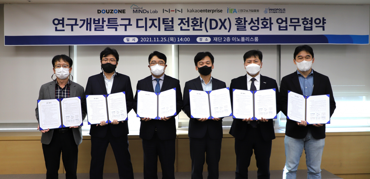 25일 연구개발특구 디지털 전환(DX) 협약식 참석자들이 기념촬영을 하고 있다. 왼쪽부터 문종태 연구소기업협회장, 이장원 카카오엔터프라이즈 상무, 기정수 NHN 이사, 강병삼 연구개발특구진흥재단 강병삼 이사장, 차준호 더존비즈온 본부장, 유태준 마인즈랩 대표이사.[연구개발특구진흥재단 제공]