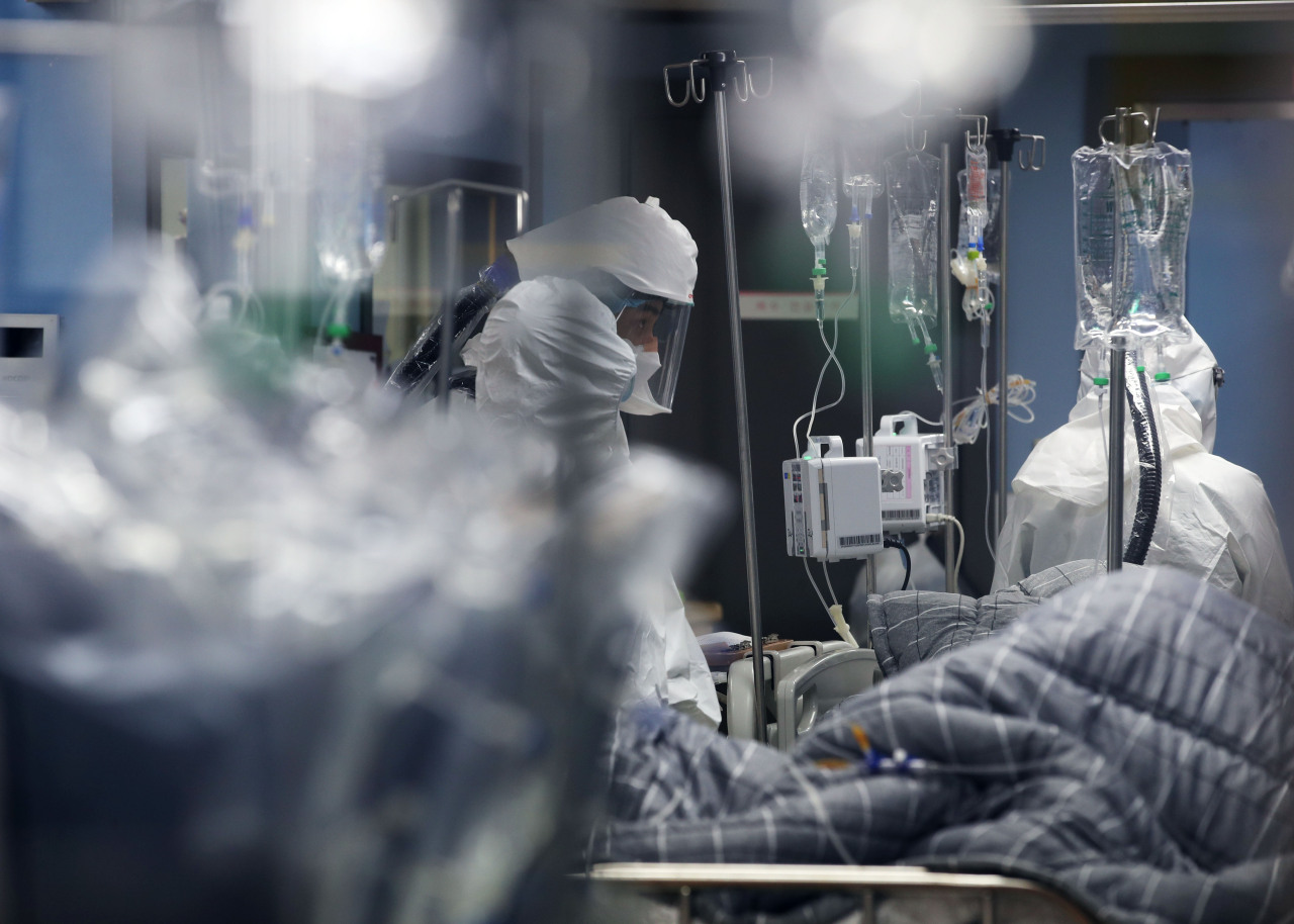 Health care workers take care of COVID-19 patients at the critical care ward of a hospital in Pyeongtaek, Gyeonggi Province, on Wednesday. (Yonhap)