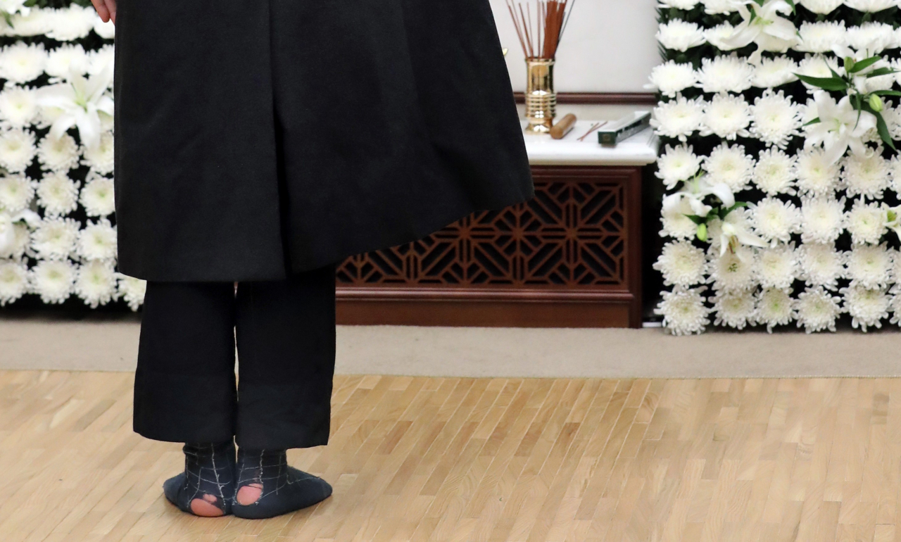 지난 24일 서울 서대문구 신촌 세브란스병원 장례식장에 마련된 전두환 전 대통령 빈소를 찾은 한 조문객이 전투모를 꺼내쓰고 경례를 하고 있다. [공동취재]