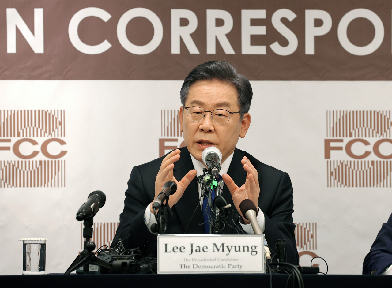 더불어민주당 이재명 대선 후보가 25일 오후 서울 중구 한국프레스센터에서 열린 외신기자 클럽 초청 토론회에서 외신기자들의 질문에 답하고 있다. [연합뉴스]
