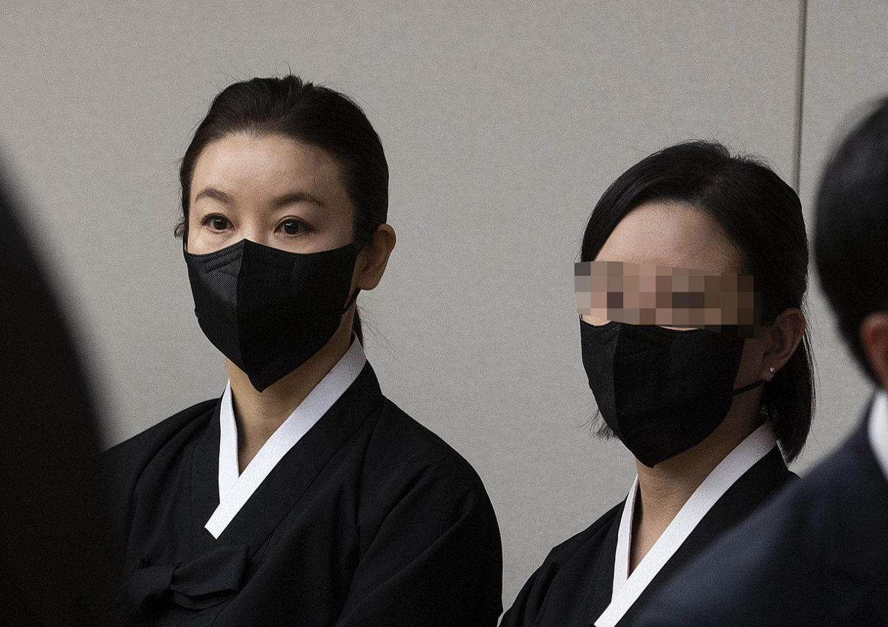 25일 서울 서대문구 신촌세브란스병원 장례식장에 마련된 전두환 전 대통령 빈소에서 차남 전재용 씨의 부인 박상아 씨가 예배 준비를 하고 있다. [공동취재]