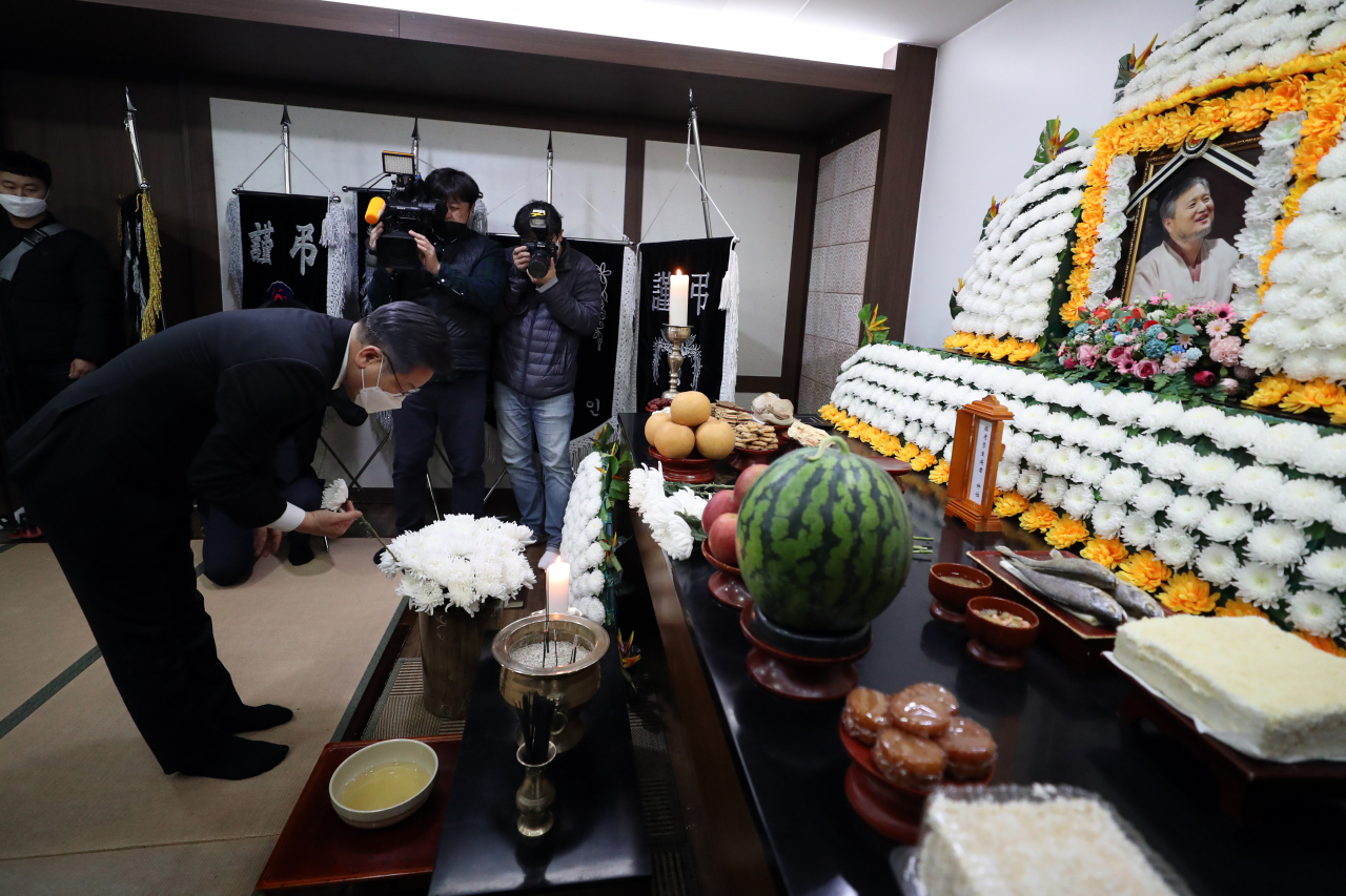 이재명 더불어민주당 대선 후보가 25일 오후 광주 북구 한 장례식장에서 전두환 전 대통령 사망 당일 극단적 선택으로 생을 마감한 5·18 민주화운동 피해자를 추모하고 있다. [연합]