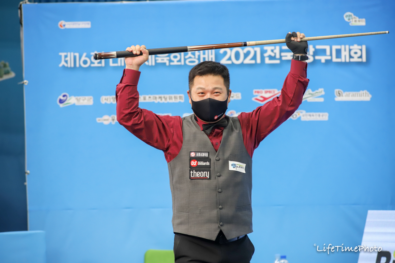 ‘당구여포’ 서창훈이 우승한 뒤 큐를 번쩍 든 채 포효하고 있다. [대한당구연맹 제공]