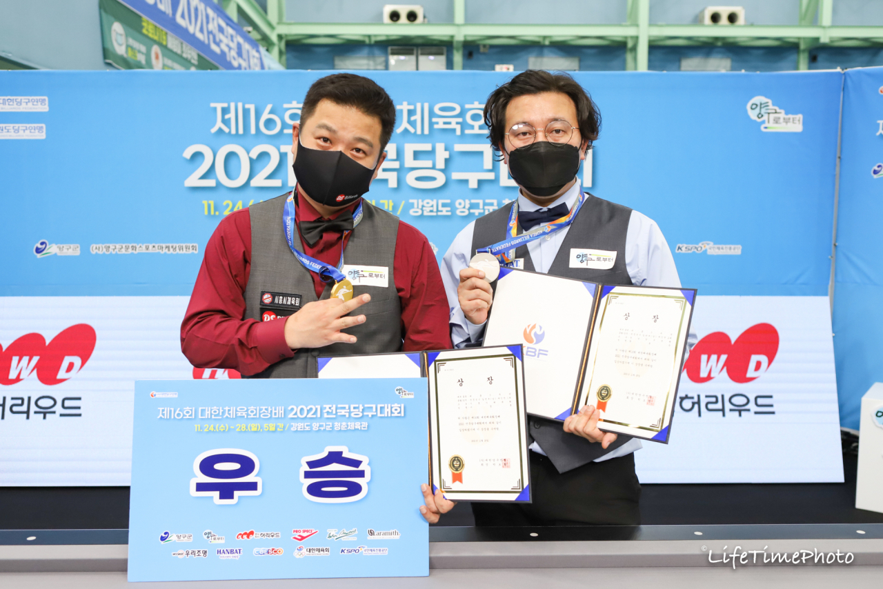서창훈(왼쪽)이 준우승자 황봉주와 상장과 메달을 들고 기념촬영하고 있다. [대한당구연맹 제공]