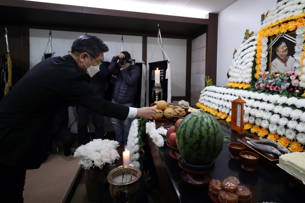이재명 후보가 고 이광영 5.18 유공자 빈소를 조문하고 있다.[연합뉴스]