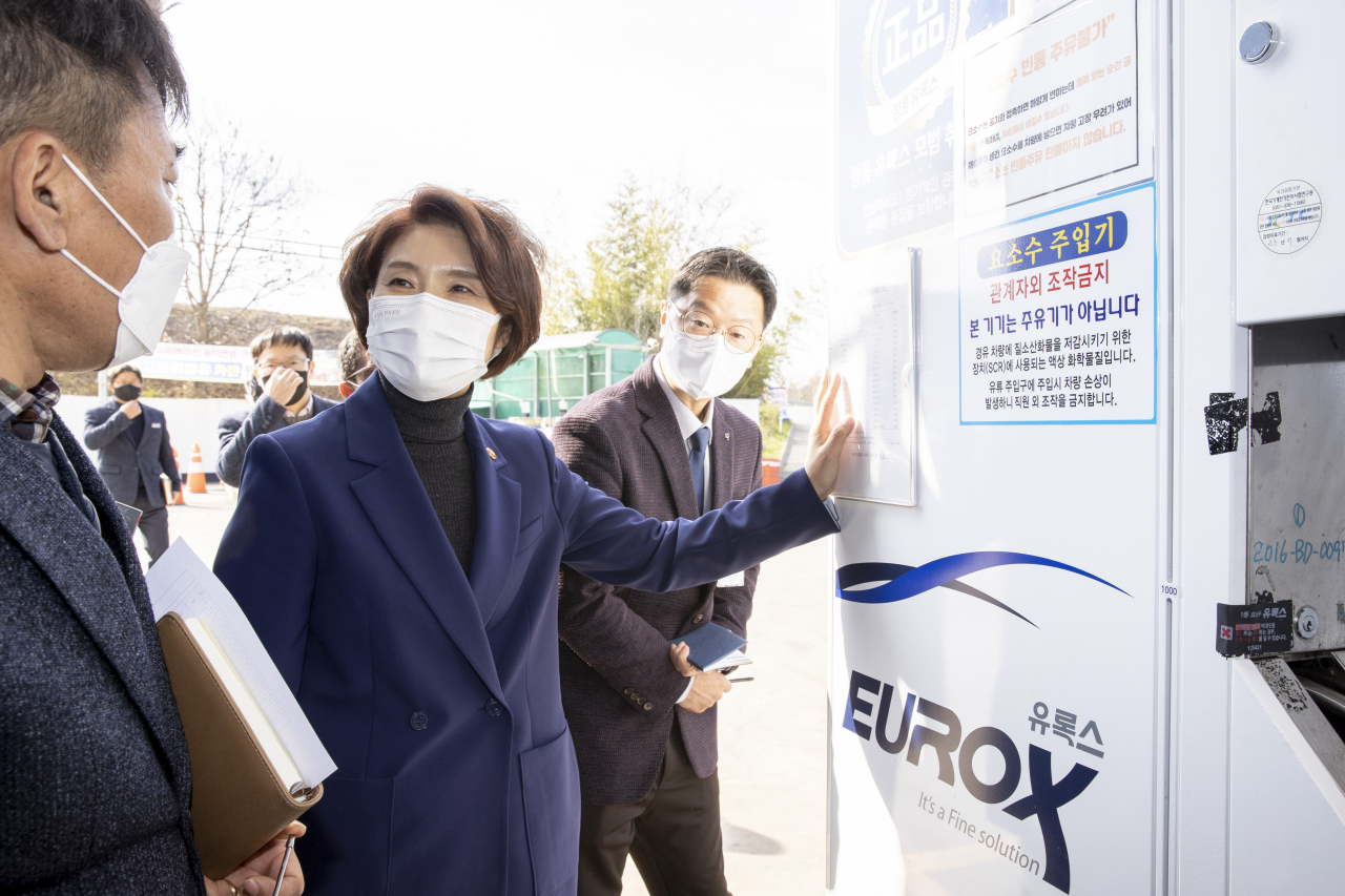 한정애 환경부 장관이 24일 오전 경남 함안군 고속도로 휴게소에 위치한 중점 유통 주유소를 방문해 주유소 관계자로부터 요소수 수급 상황에 관한 설명을 듣고 있다. [환경부 제공]