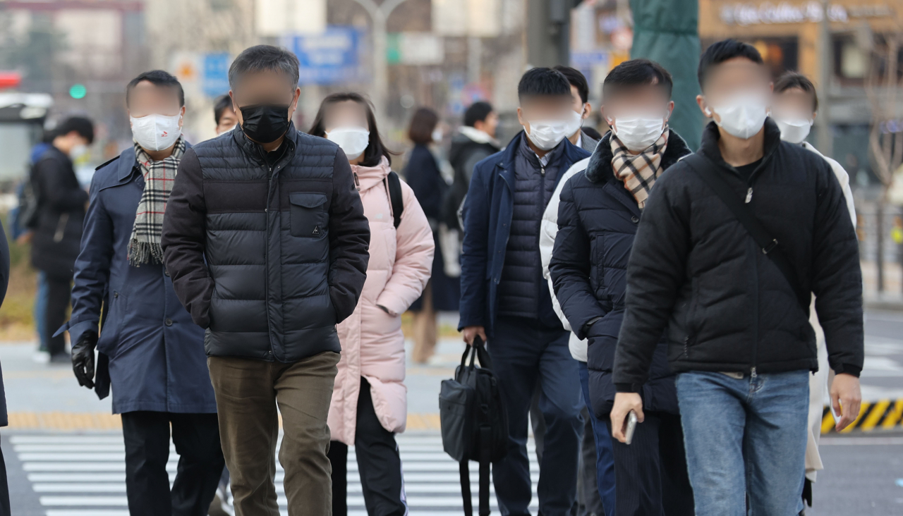 아침기온이 영하권의 날씨를 보인 지난 25일 오전 서울 종로구 세종대로사거리에서 출근길 시민들이 발걸음을 옮기고 있다. [연합]